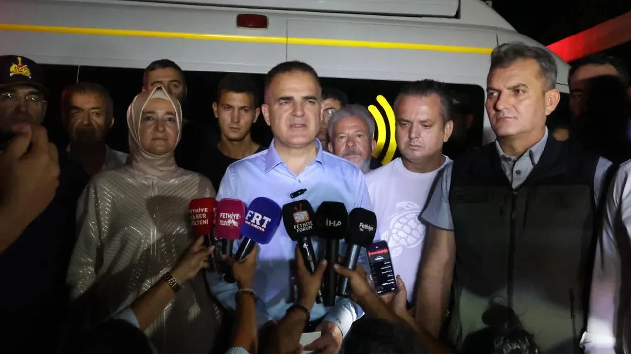 Muğla Fethiye'de orman yangını! Evler tahliye edildi, yollar trafiğe kapatıldı