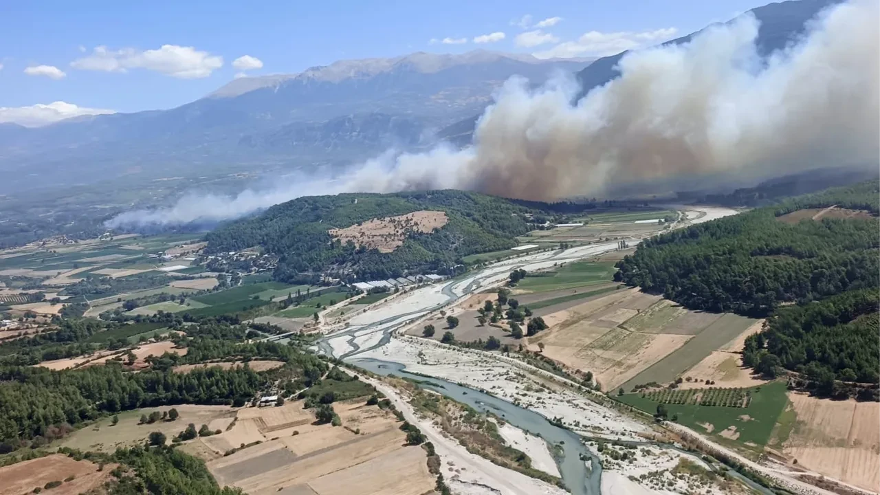 Muğla’da başlayan yangın Antalya sınırına dayandı! Alevlere havadan ve karadan müdahale ediliyor