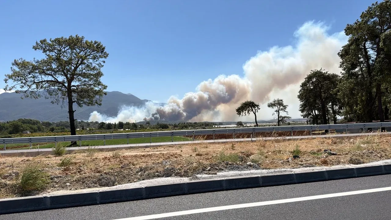 Muğla’da başlayan yangın Antalya sınırına dayandı! Alevlere havadan ve karadan müdahale ediliyor