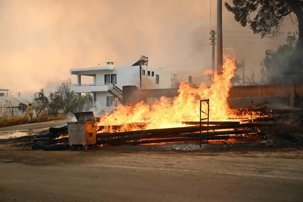 Muğla’da başlayan yangın Antalya sınırına dayandı! Alevlere havadan ve karadan müdahale ediliyor