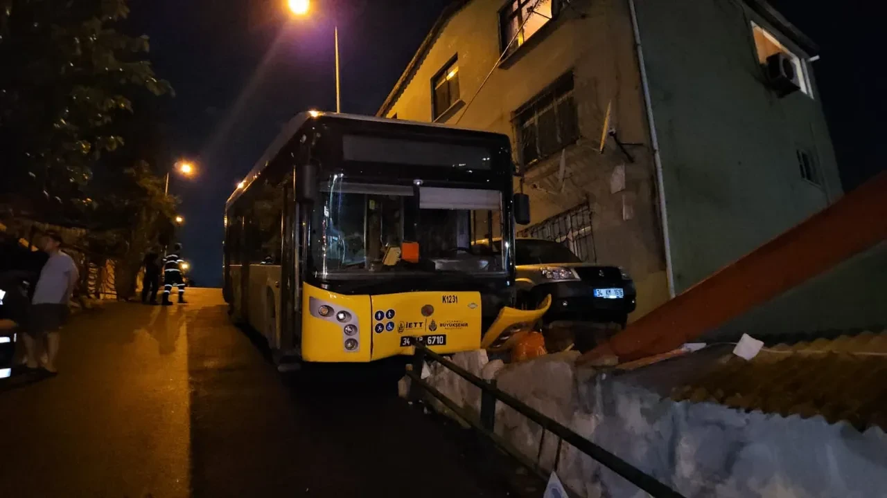 Sarıyer'de facianın eşiğinden dönüldü: İETT otobüsü evlerin dibinde durdu