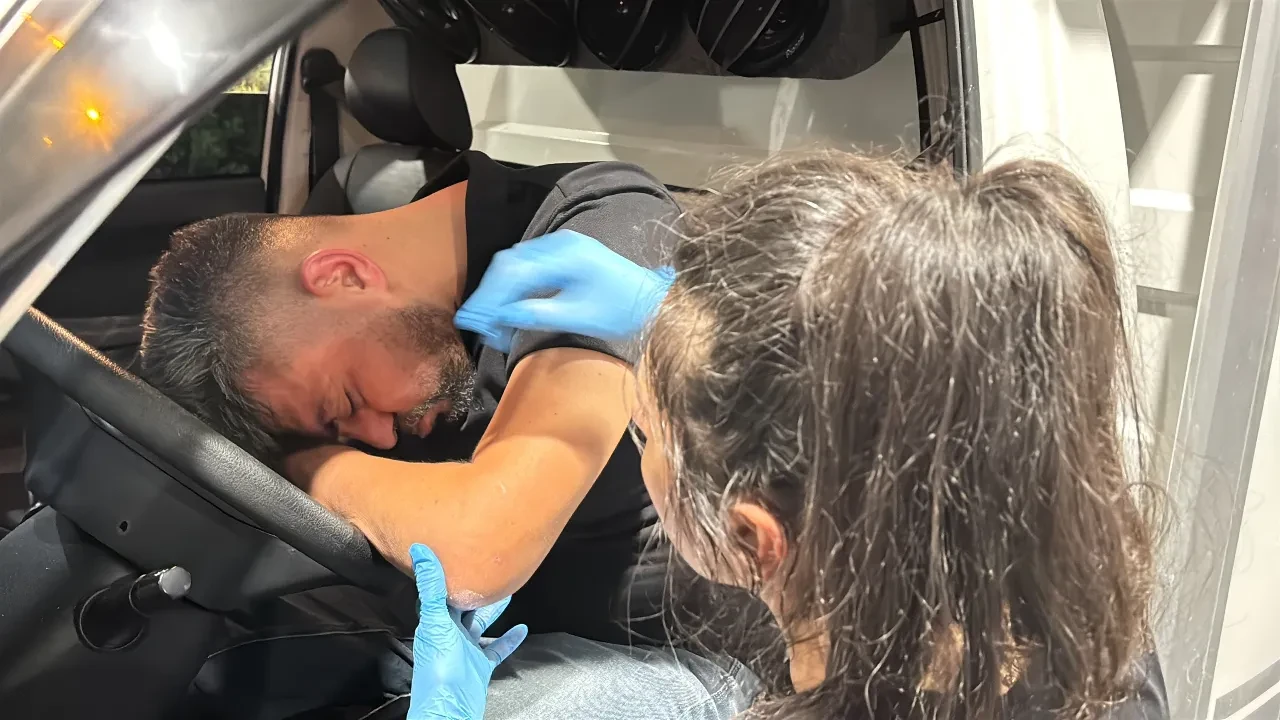Yakıt alırken direksiyonda sızdı: Sağlıkçılar ayıltmaya pompacı parasını almaya çalıştı