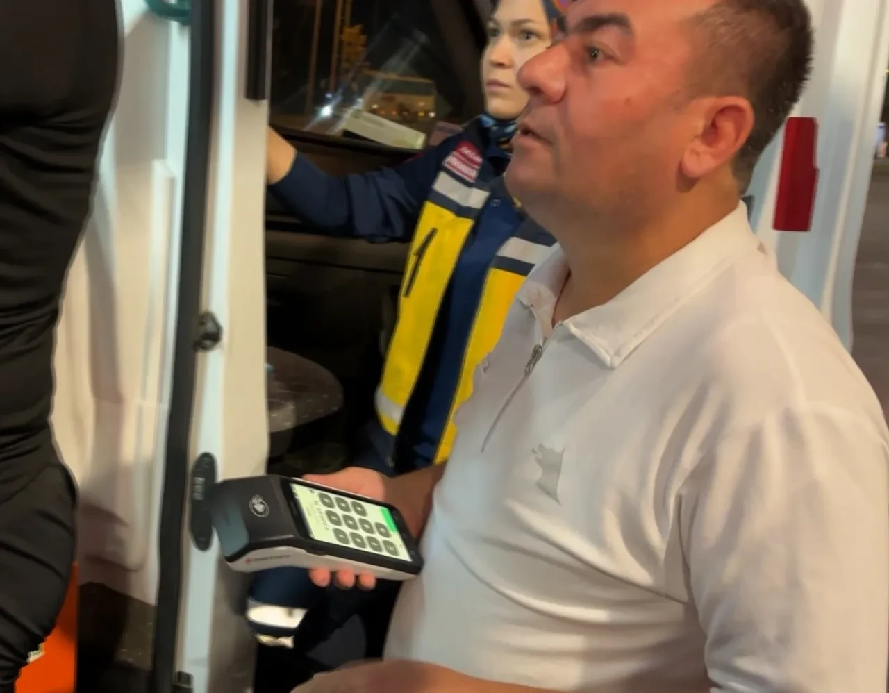 Yakıt alırken direksiyonda sızdı: Sağlıkçılar ayıltmaya pompacı parasını almaya çalıştı
