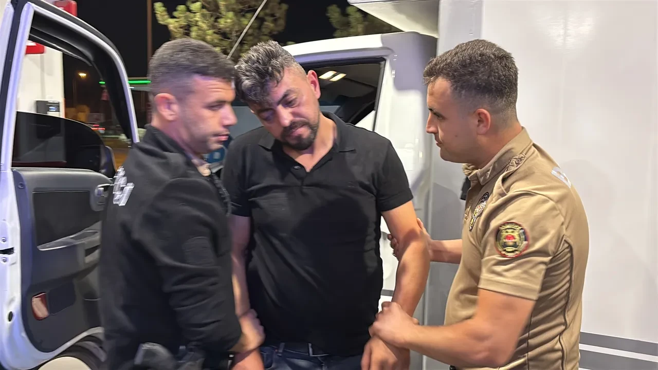 Yakıt alırken direksiyonda sızdı: Sağlıkçılar ayıltmaya pompacı parasını almaya çalıştı