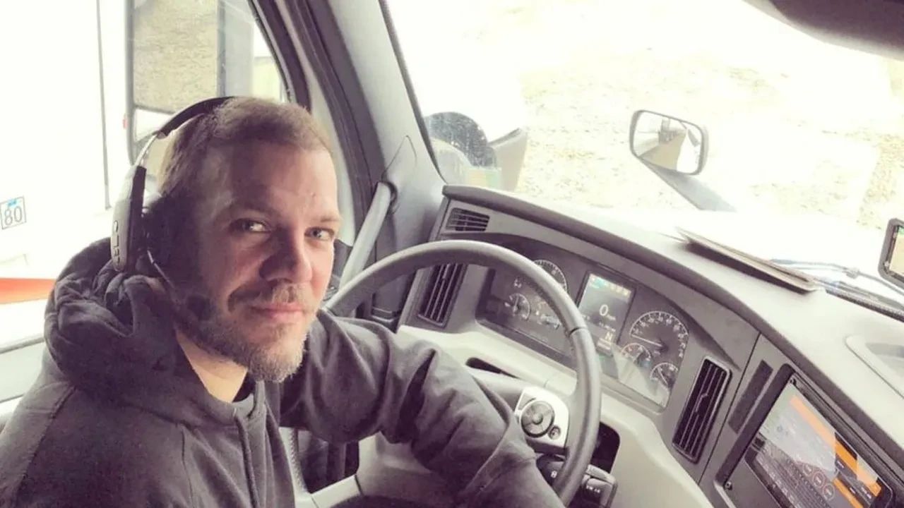 Yaprak Dökümü’nün Oğuz’u Tolga Karel’in yıllar içindeki değişimi şaşırttı! Setleri bıraktı, mesleğiyle gündem oldu