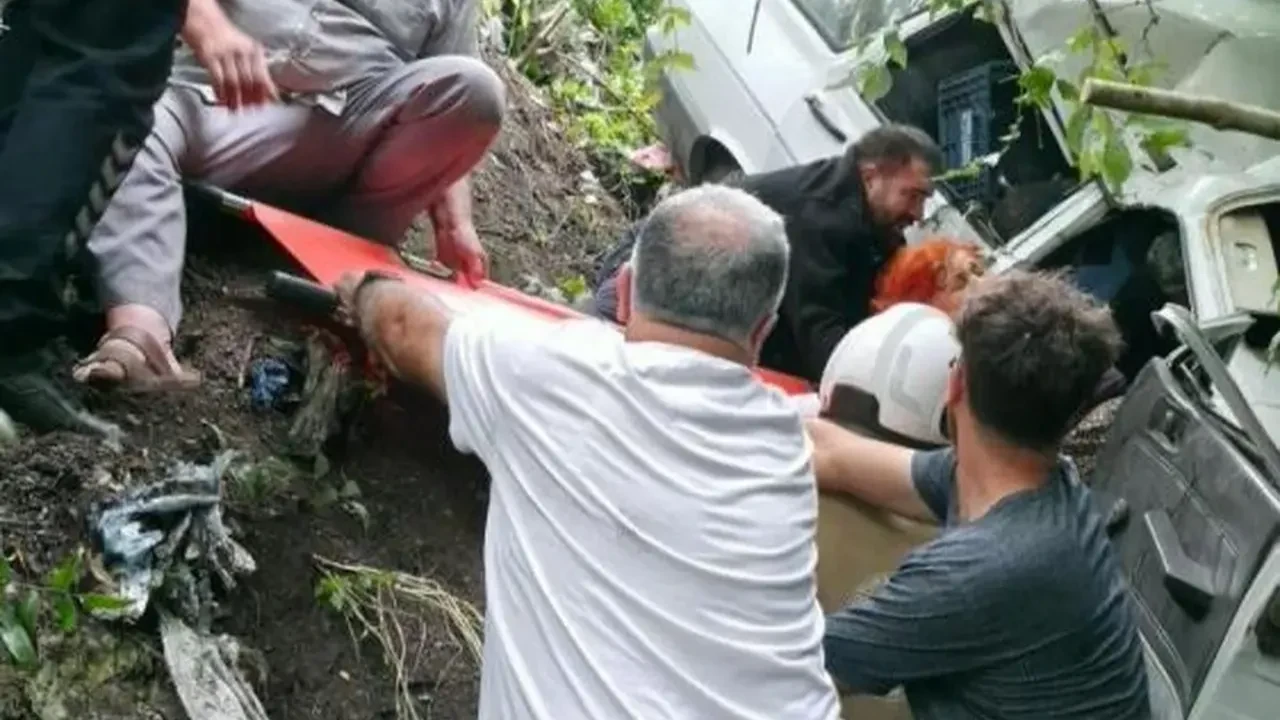 Yayla yolunda uçurumdan uçan otomobil hurdaya döndü: 2 yaralı