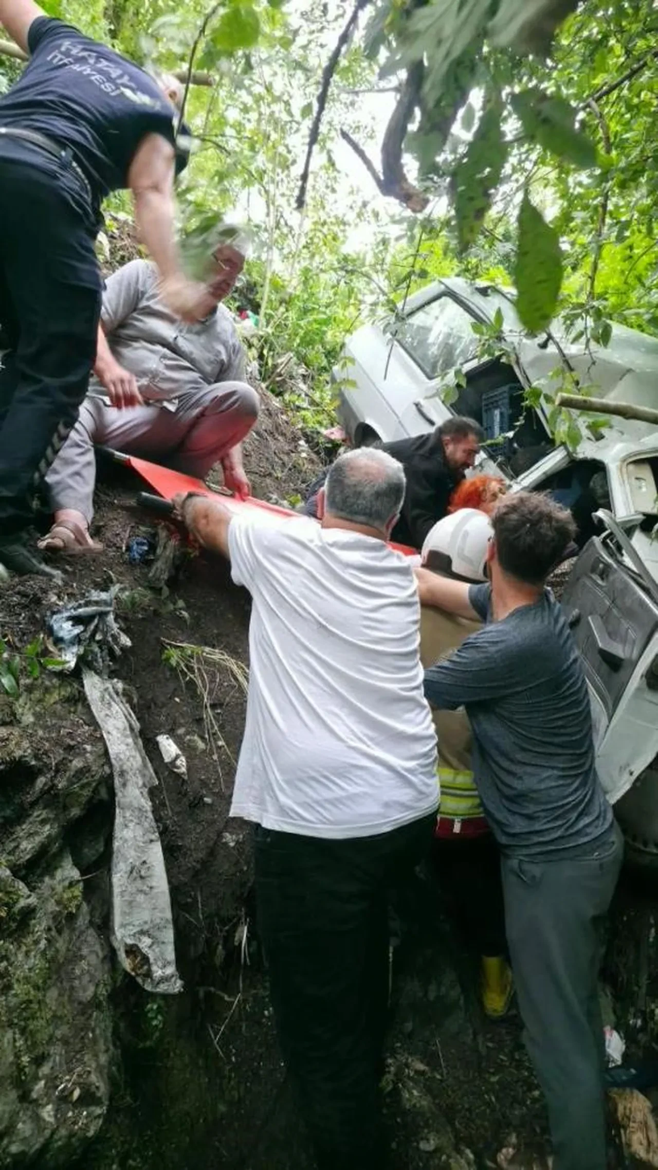 Yayla yolunda uçurumdan uçan otomobil hurdaya döndü: 2 yaralı