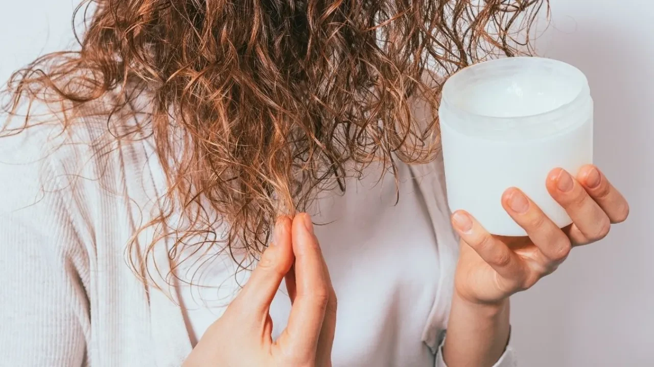 Yıllardır saçımızı Hindistan ceviz yağını yanlış sürüyormuşuz! Doğrusunu dermatolog söyledi