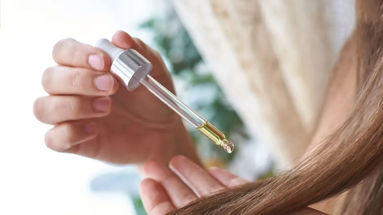 Yıllardır saçımızı Hindistan ceviz yağını yanlış sürüyormuşuz! Doğrusunu dermatolog söyledi