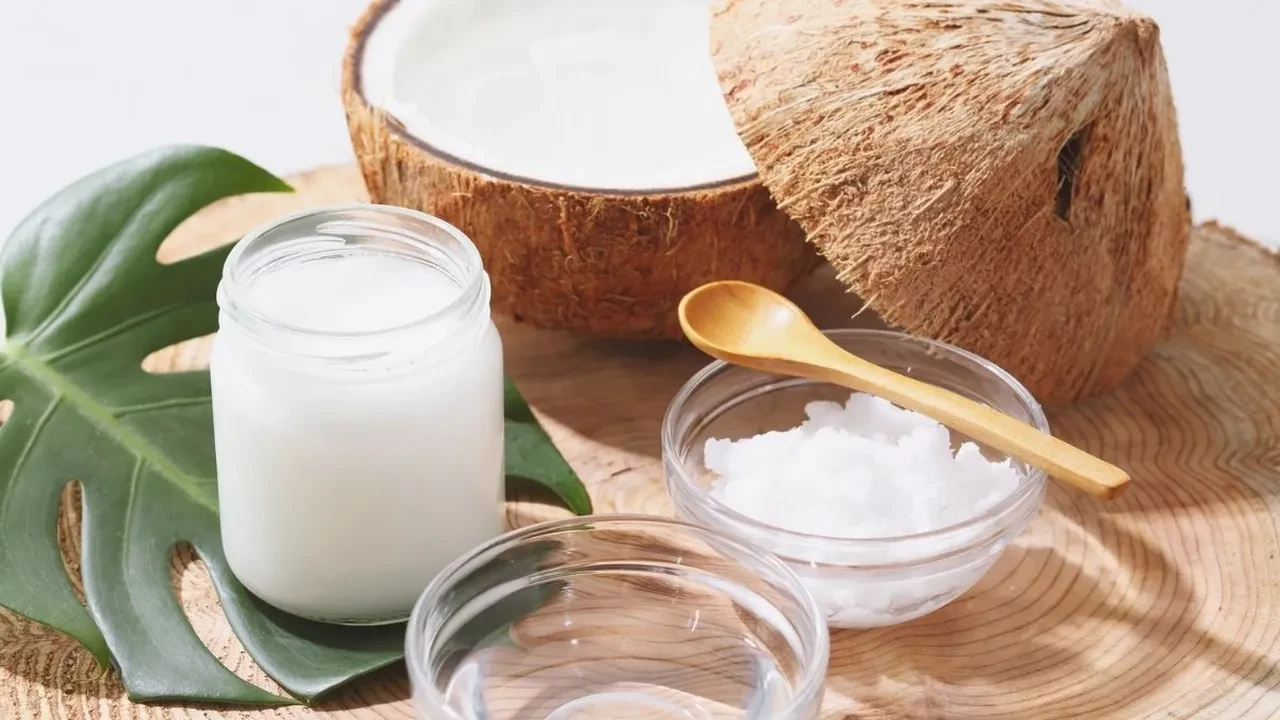 Yıllardır saçımızı Hindistan ceviz yağını yanlış sürüyormuşuz! Doğrusunu dermatolog söyledi