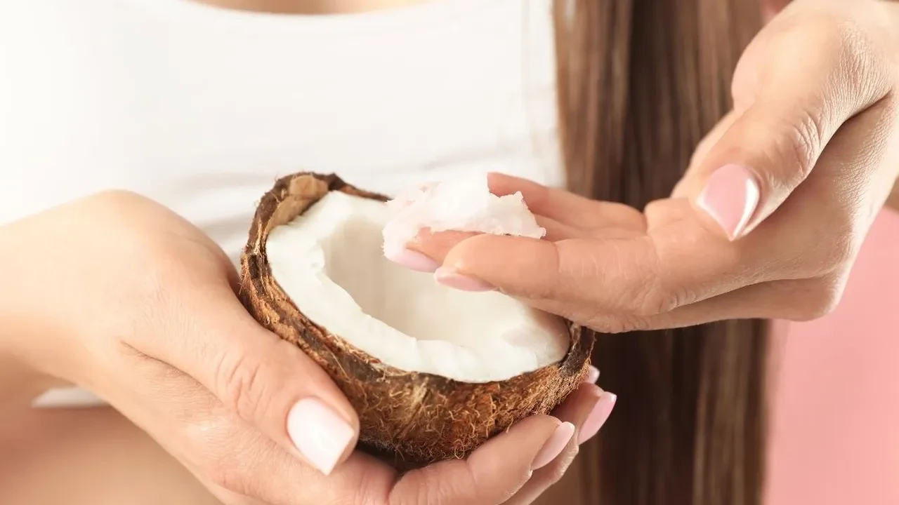 Yıllardır saçımızı Hindistan ceviz yağını yanlış sürüyormuşuz! Doğrusunu dermatolog söyledi