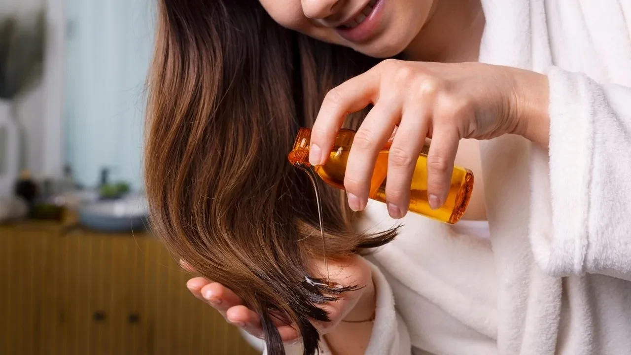 Yıllardır saçımızı Hindistan ceviz yağını yanlış sürüyormuşuz! Doğrusunu dermatolog söyledi