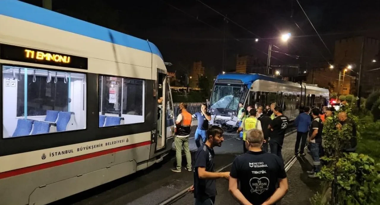 Zeytinburnu'nda 2 tramvay kafa kafaya çarpıştı: 9 yaralı