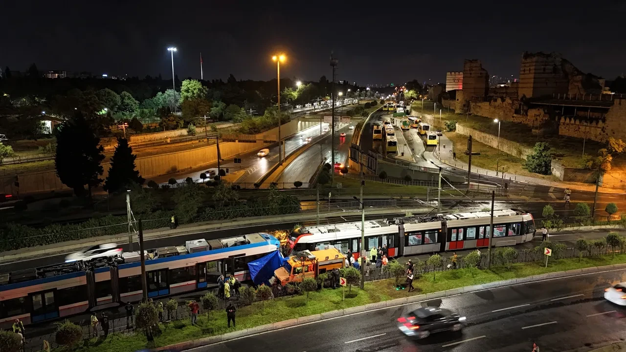 Zeytinburnu'nda 2 tramvay kafa kafaya çarpıştı: 9 yaralı