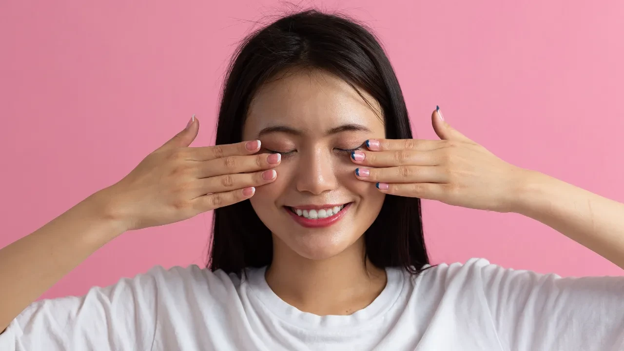 7 dakikalık yüz yogası çok konuşuluyor! Botokssuz sıkı görünüm mümkün mü?
