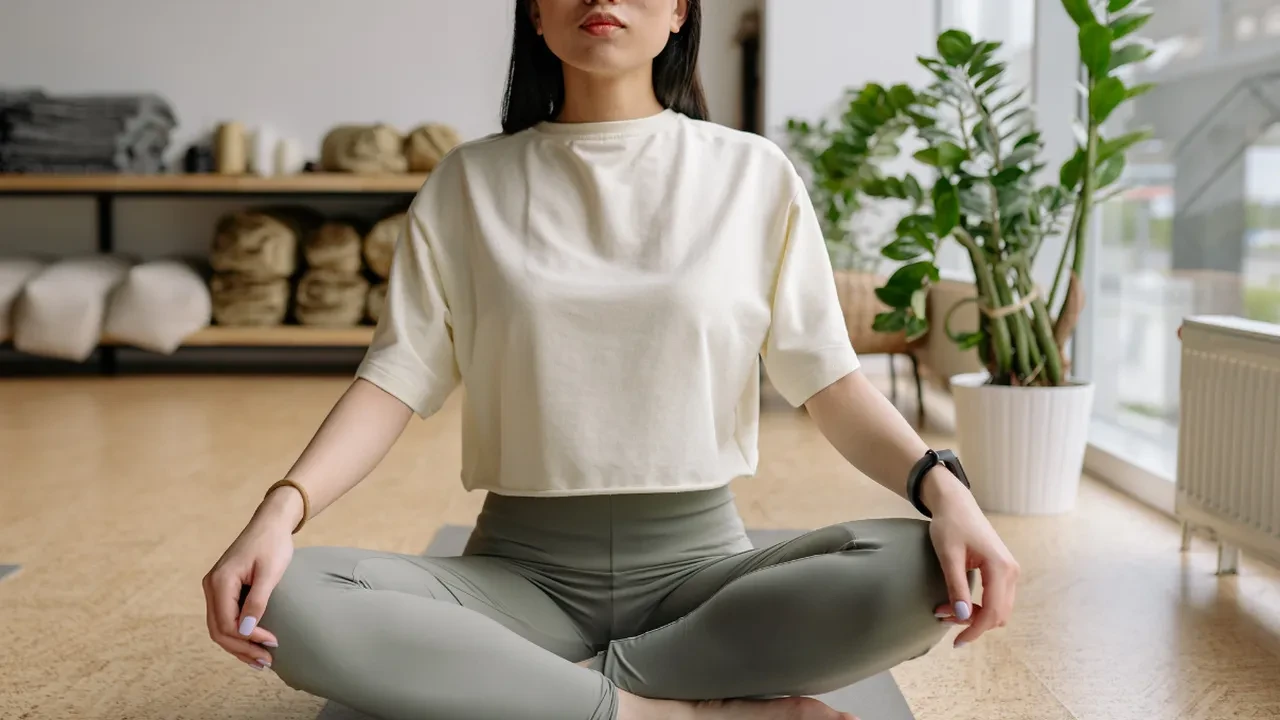 7 dakikalık yüz yogası çok konuşuluyor! Botokssuz sıkı görünüm mümkün mü?