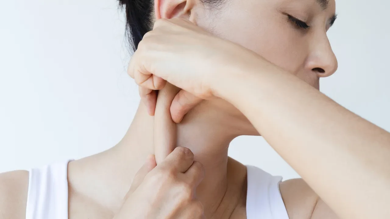 7 dakikalık yüz yogası çok konuşuluyor! Botokssuz sıkı görünüm mümkün mü?
