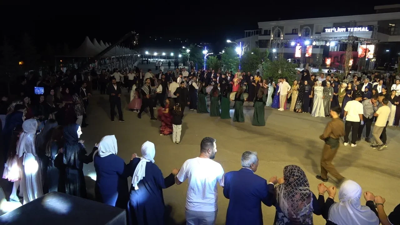 Aşiret düğününde milyonlar havada uçuştu! Para sayma makinesi kuruldu, takılar bavullarla taşındı