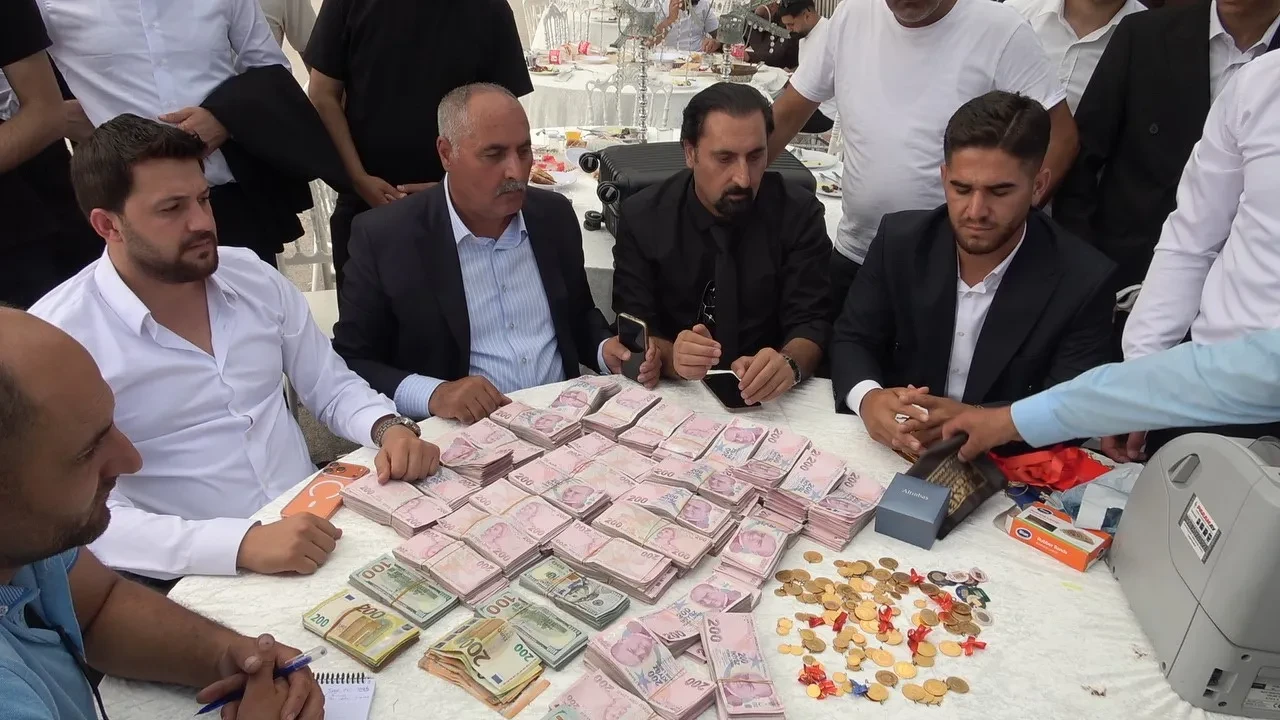 Aşiret düğününde milyonlar havada uçuştu! Para sayma makinesi kuruldu, takılar bavullarla taşındı