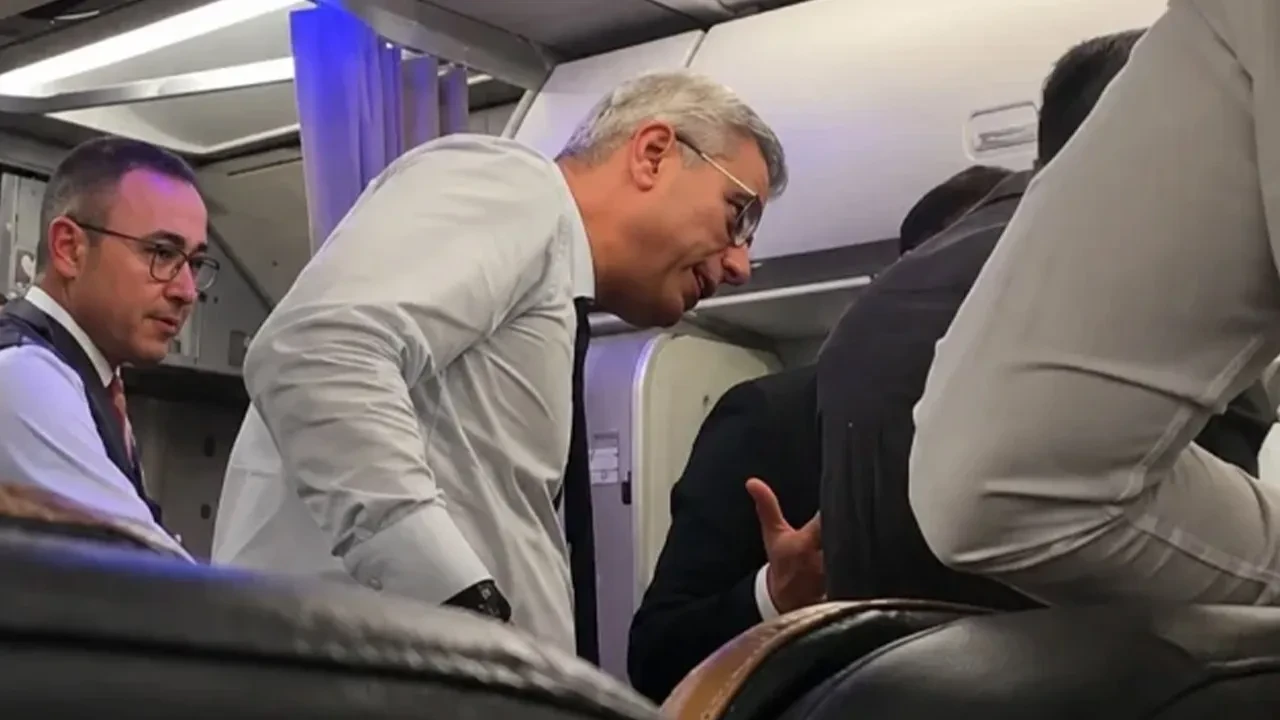 Bakan Memişoğlu, uçakta rahatsızlanan yolcuya ilk müdahaleyi yaptı