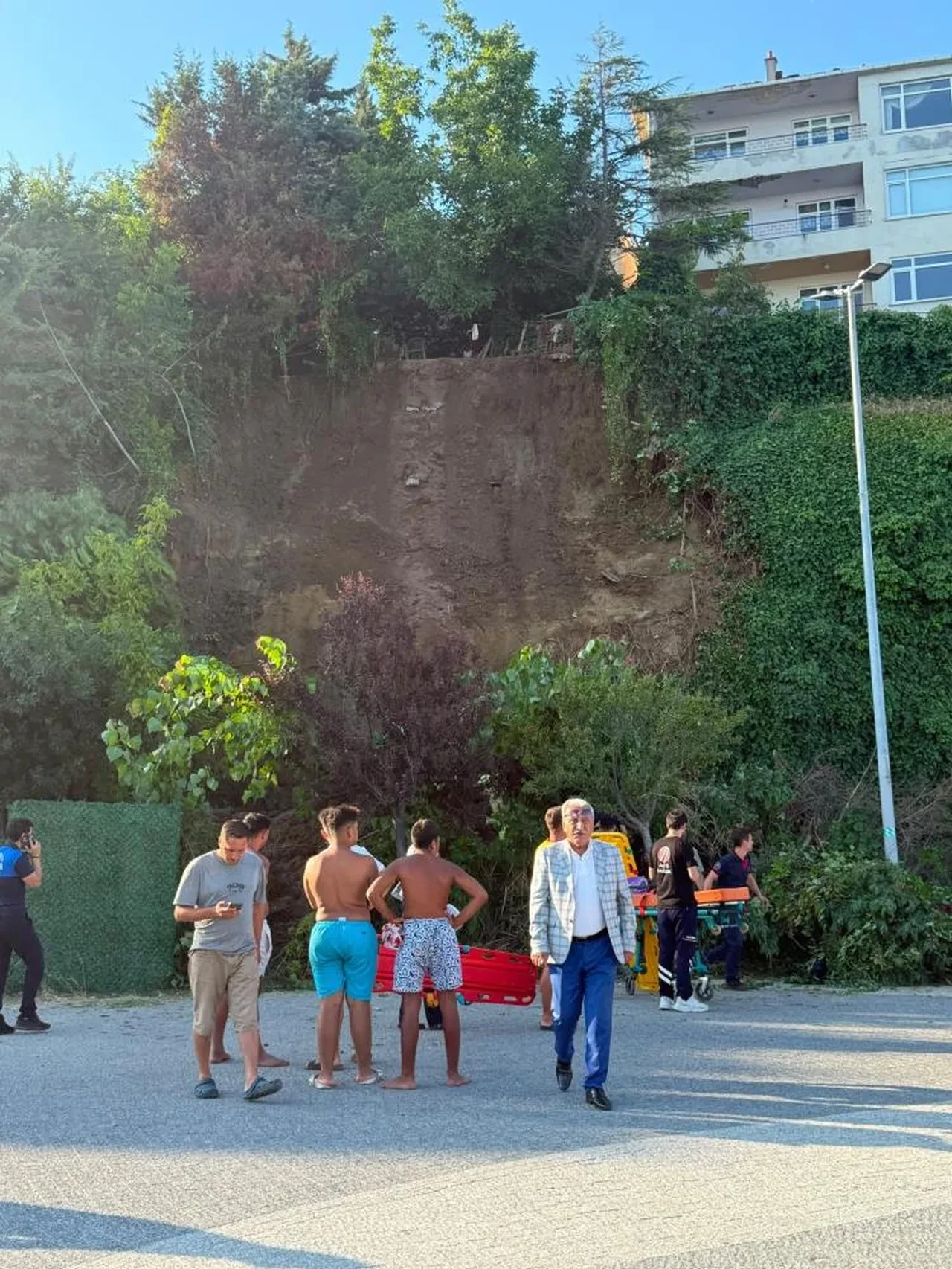 Büyükçekmece sahilinde toprak kayması! Göçük altında kalanlar var