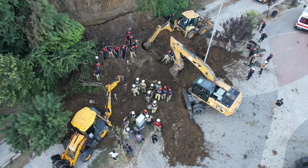 Büyükçekmece sahilinde toprak kayması! Göçük altında kalanlar var
