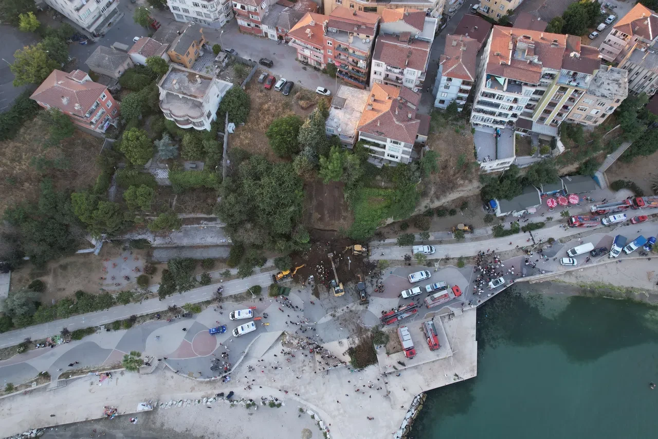 Büyükçekmece sahilinde toprak kayması! Göçük altında kalanlar var