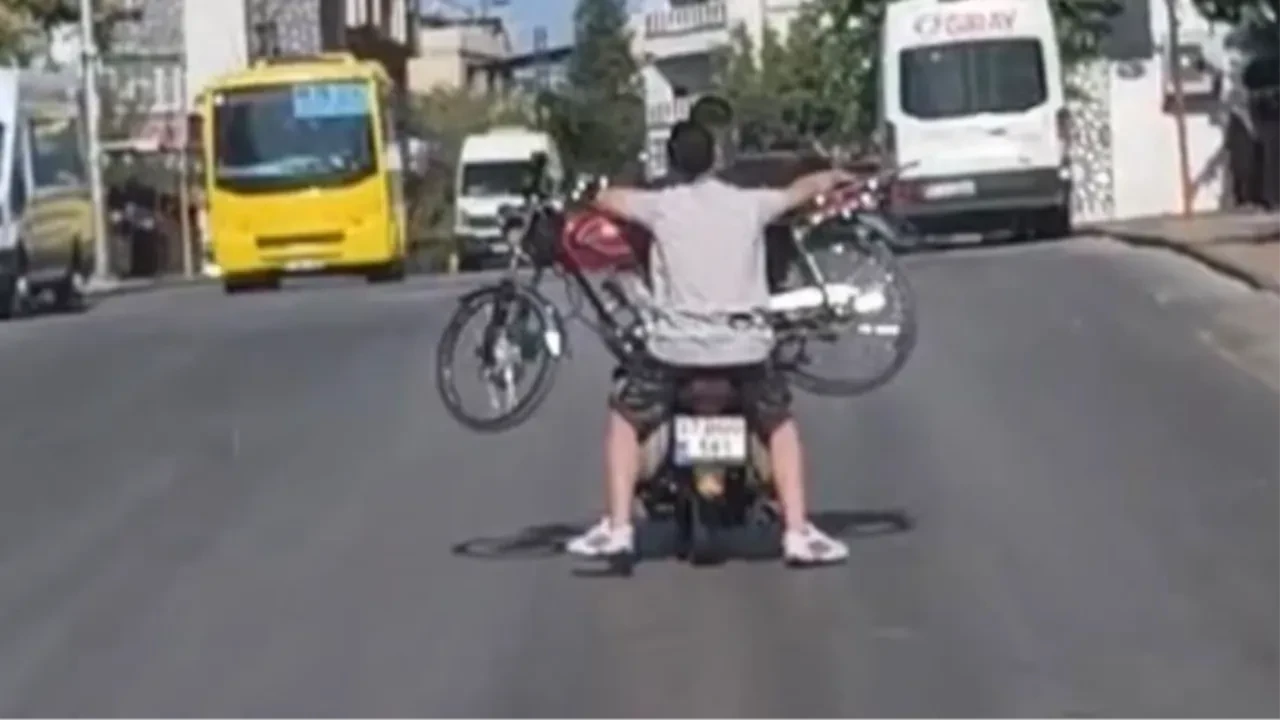 Dengeyi zorlayan yolculuk! Motosiklet üzerinde motosiklet taşıdılar