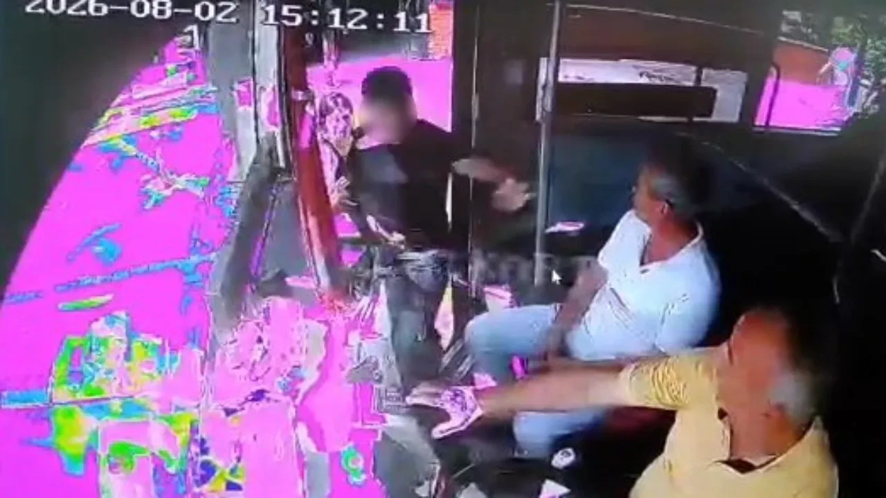 Durakta bekleyen şoföre yumruklu saldırı: Dehşet anları araç kamerasında
