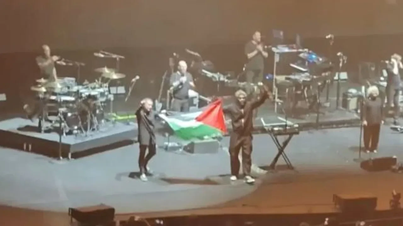 Filistin bayrağı açtıkları içi Singapur'a girişleri yasaklandı! Massive Attack'tan tepki geldi