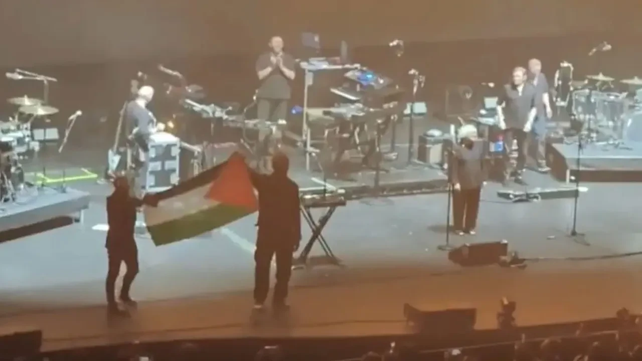 Filistin bayrağı açtıkları içi Singapur'a girişleri yasaklandı! Massive Attack'tan tepki geldi