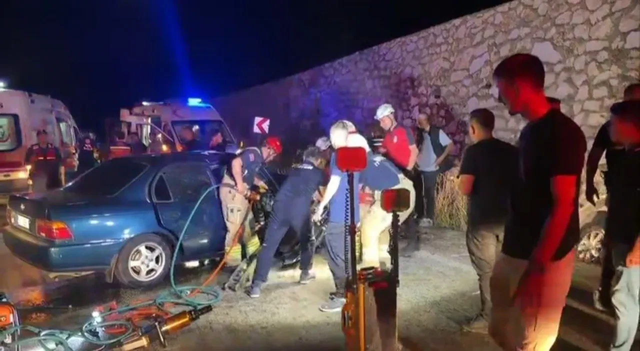 Gece yarısı katliam gibi kaza: Jandarma astsubayın eşi ve çocuğu hayatını kaybetti