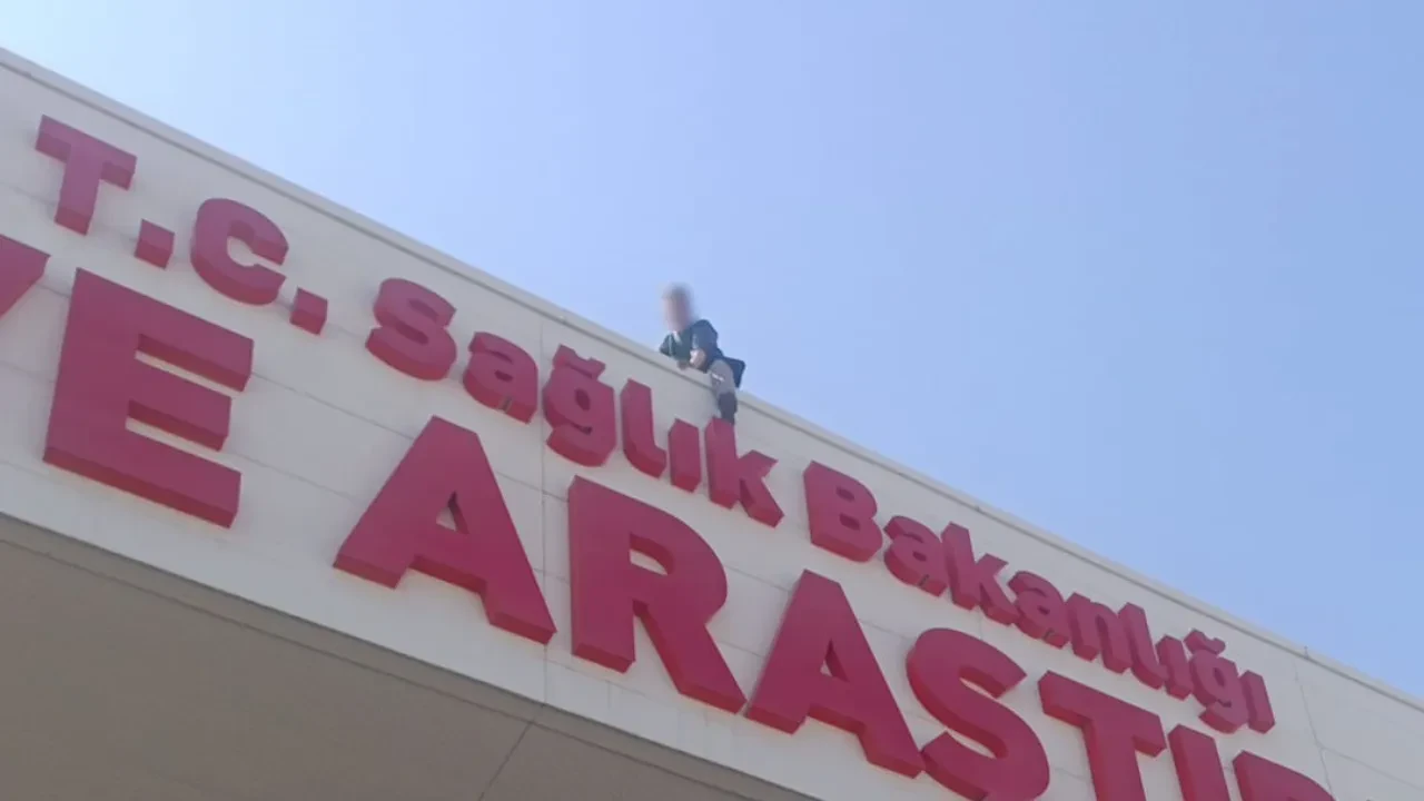 Hastane çatısında gerilimli anlar! Karpuz teklifiyle ikna edildi