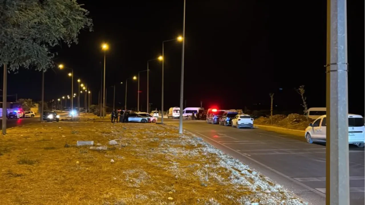 Hatay'da düğün konvoyunda taşlı sopalı meydan savaşı: Polisin müdahalesi kamerada