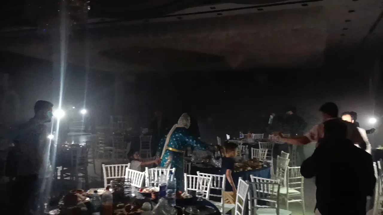 Herkes kaçtı, gözü yaşlı anne bebeğini aradı: Düğün salonunda yangın paniği kamerada