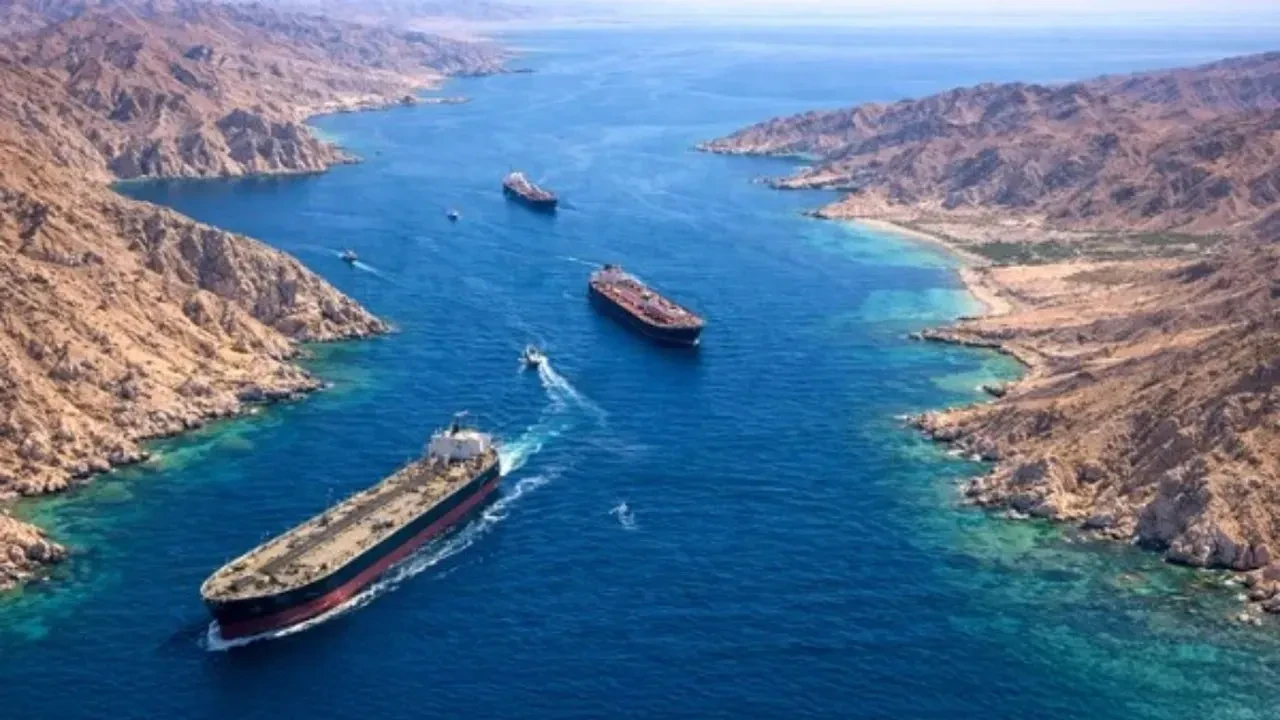Hürmüz Boğazı'nda gerilim tırmandı: Umman açıklarında tanker yakınında patlama