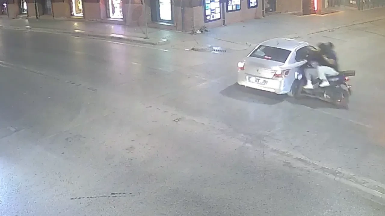 Kontrolsüz yola çıktı, kazaya neden oldu! O anlar kamerada