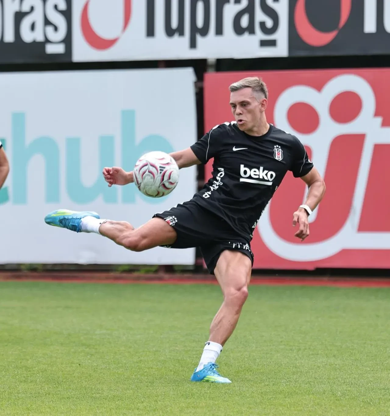 Siyah beyazlı takımda Leandro Trossard transferi! İlk antrenmanına çıktı