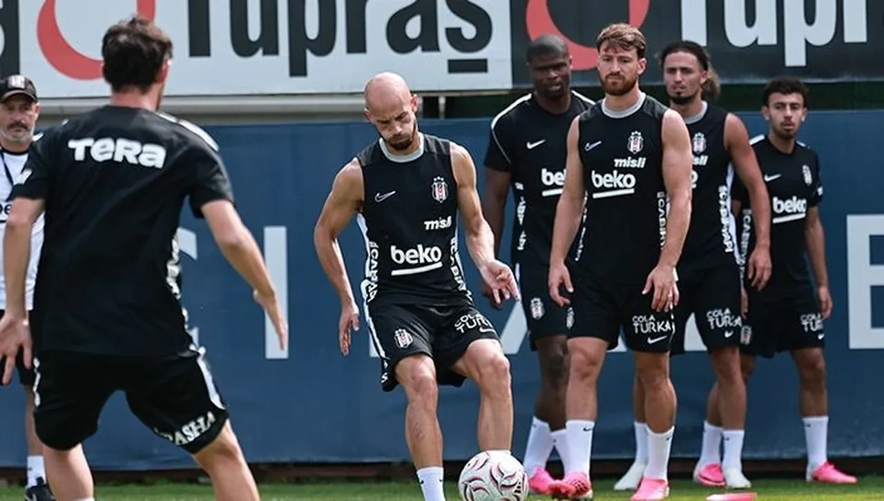 Siyah beyazlı takımda Leandro Trossard transferi! İlk antrenmanına çıktı