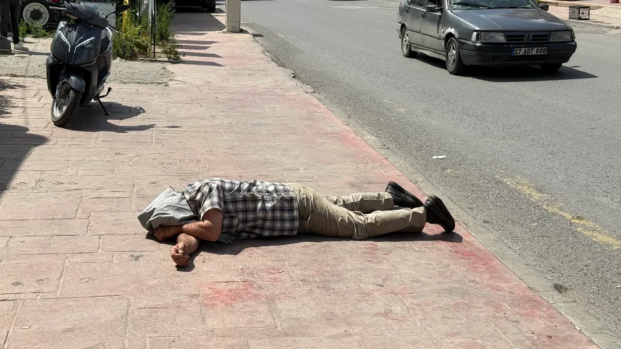 Ben mevtayım deyip yolda yattı: Alkollü adamı ikna etmek kolay olmadı