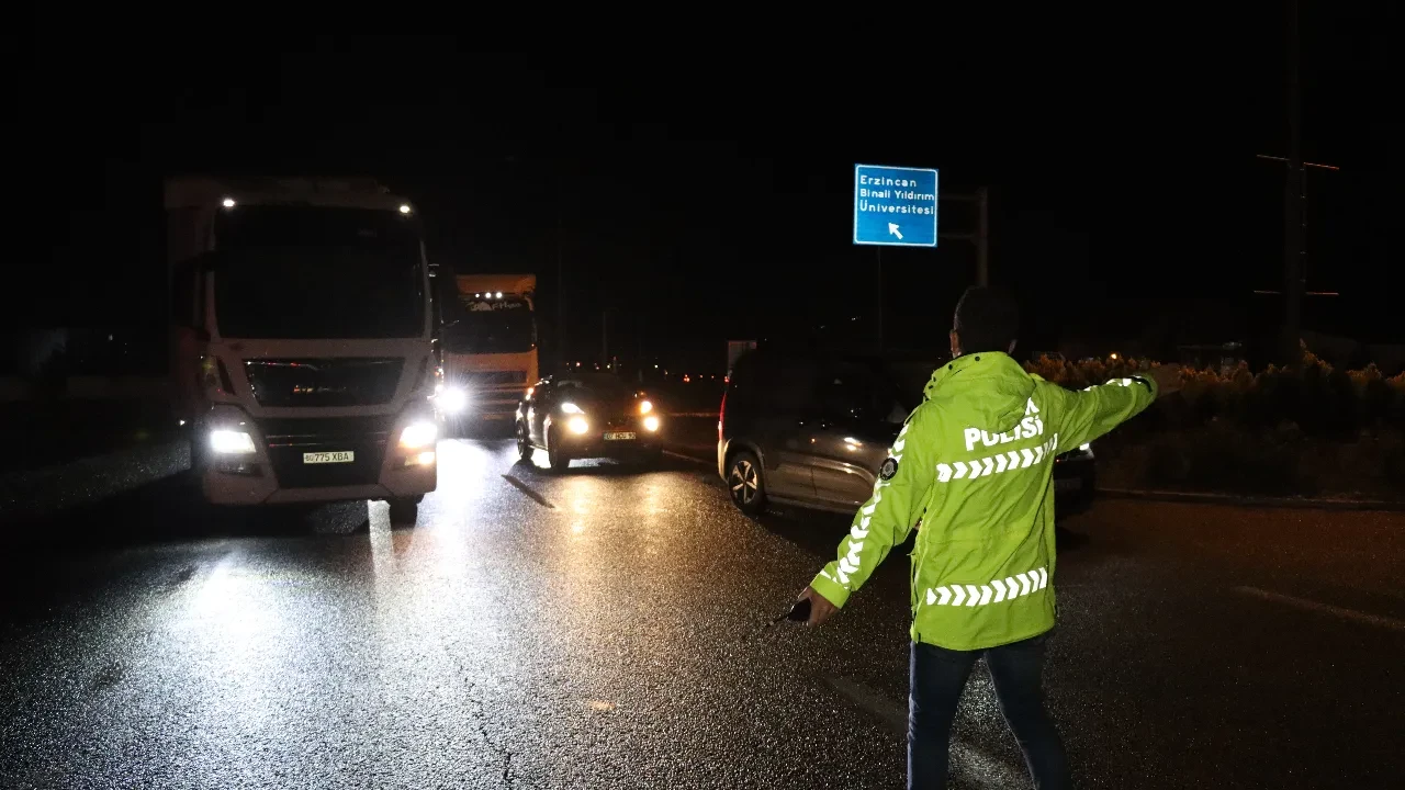 Erzincan-Sivas kara yolu kapandı: Yağış sonrası heyelan