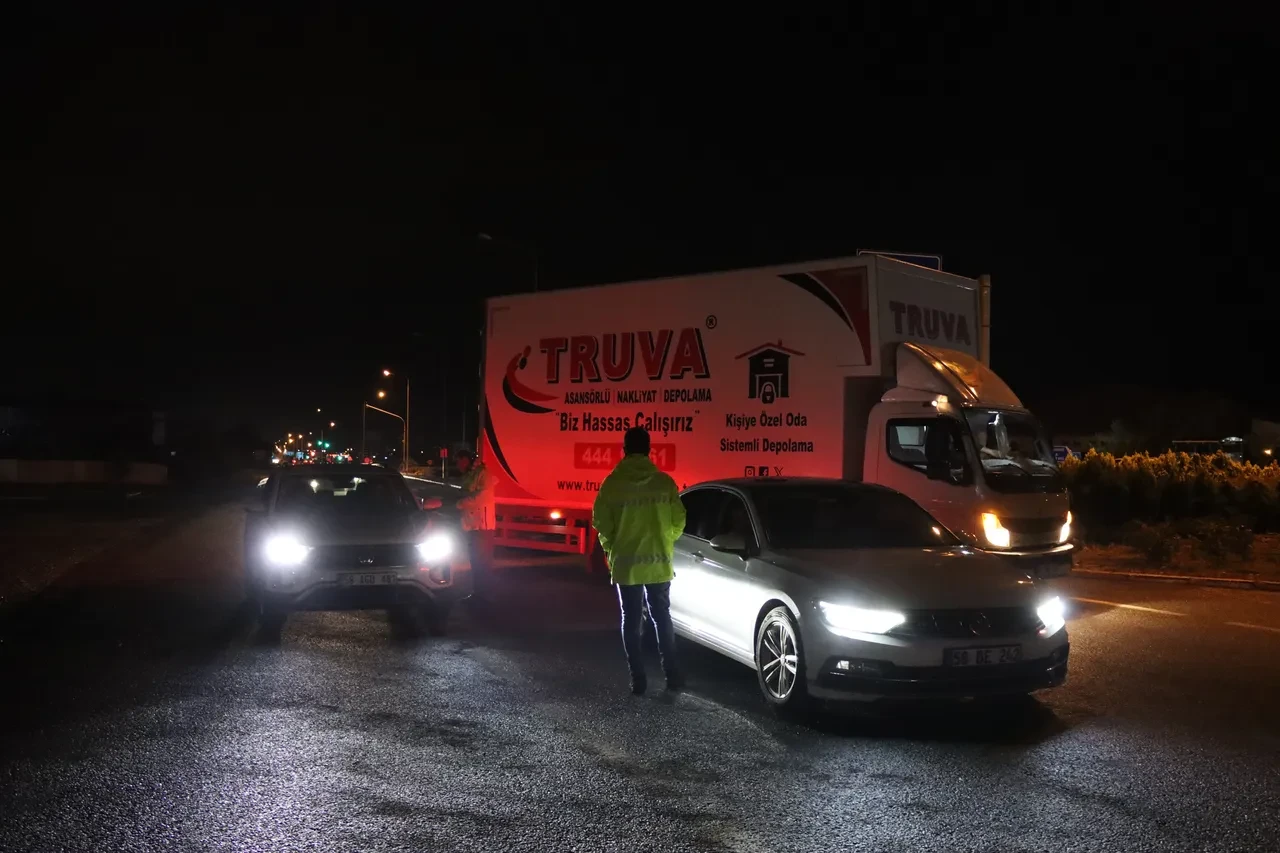 Erzincan-Sivas kara yolu kapandı: Yağış sonrası heyelan