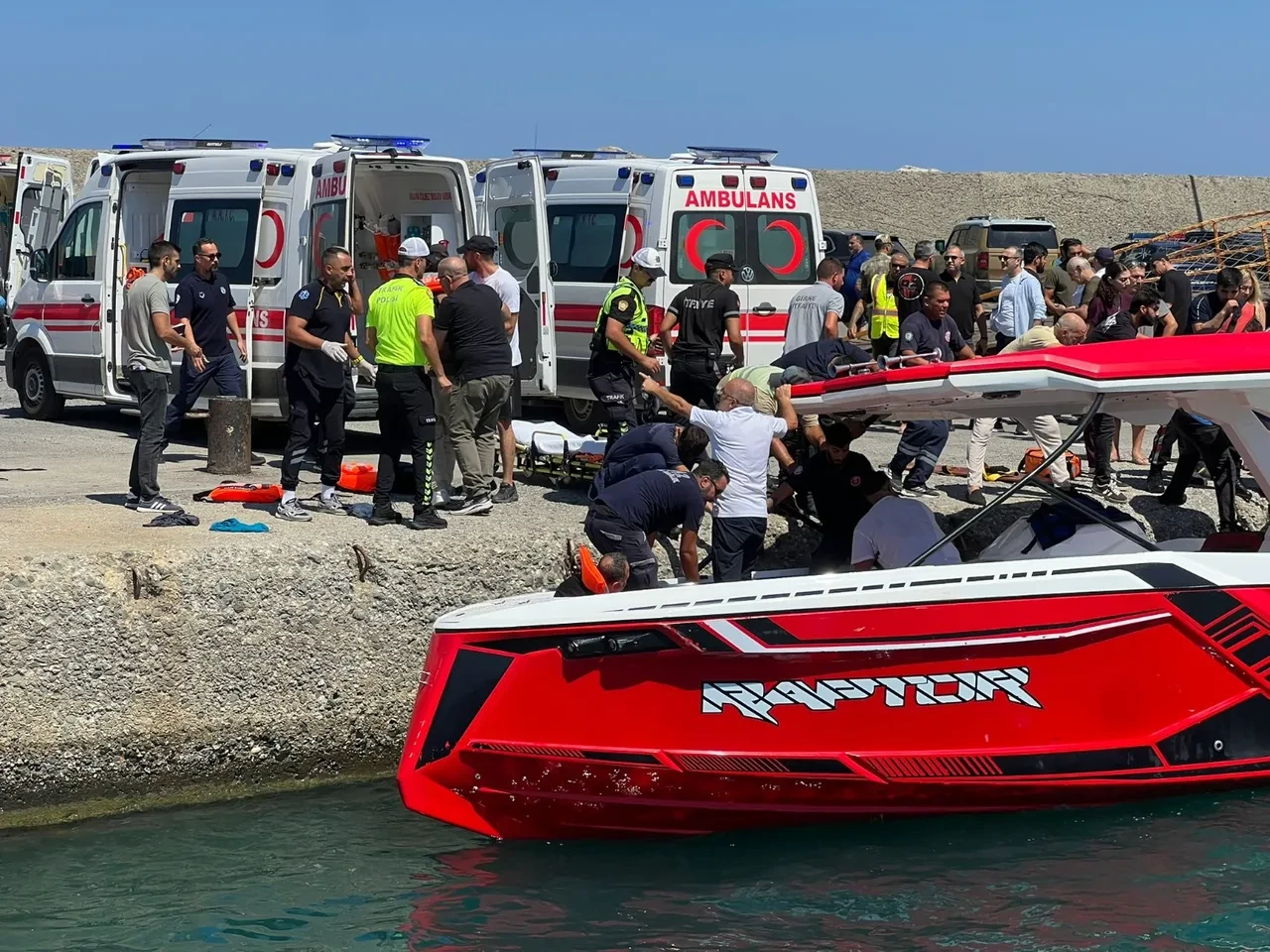 Girne açıklarında feribot alabora oldu: 8 ölü, 18 kayıp