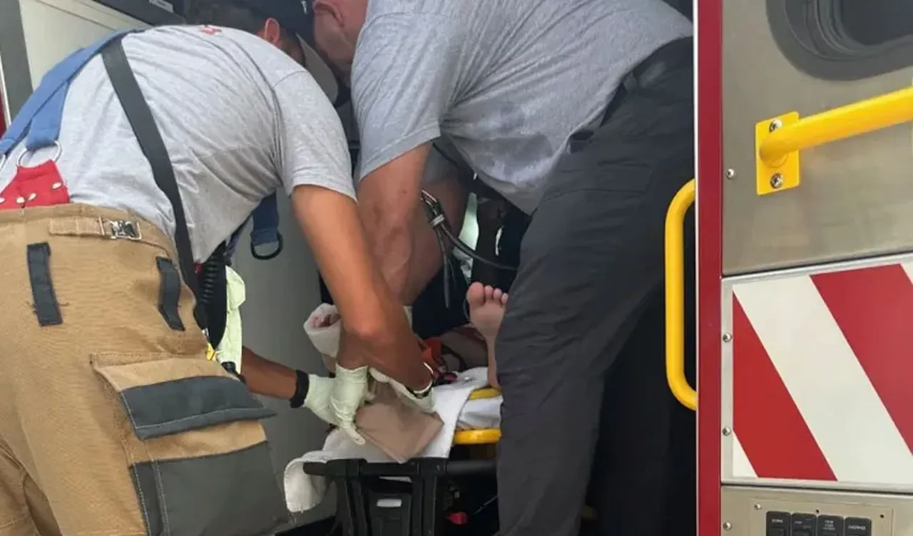 İki metrelik canavar aniden bacaklarına saldırdı! Şansı yakındaki tekneciler oldu