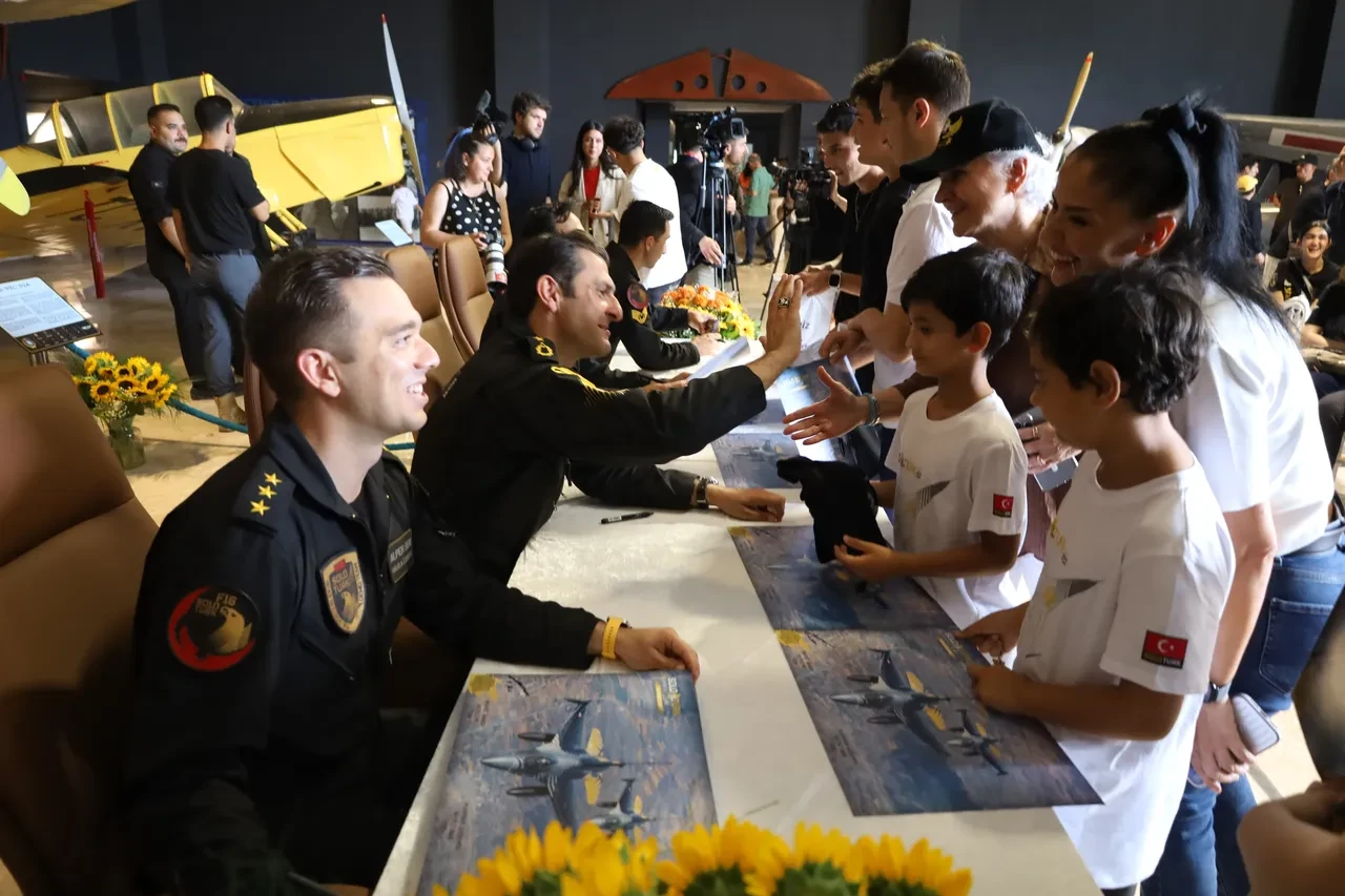 İstanbul'da SOLOTÜRK izdihamı: İmza için kuyruklar oluştu