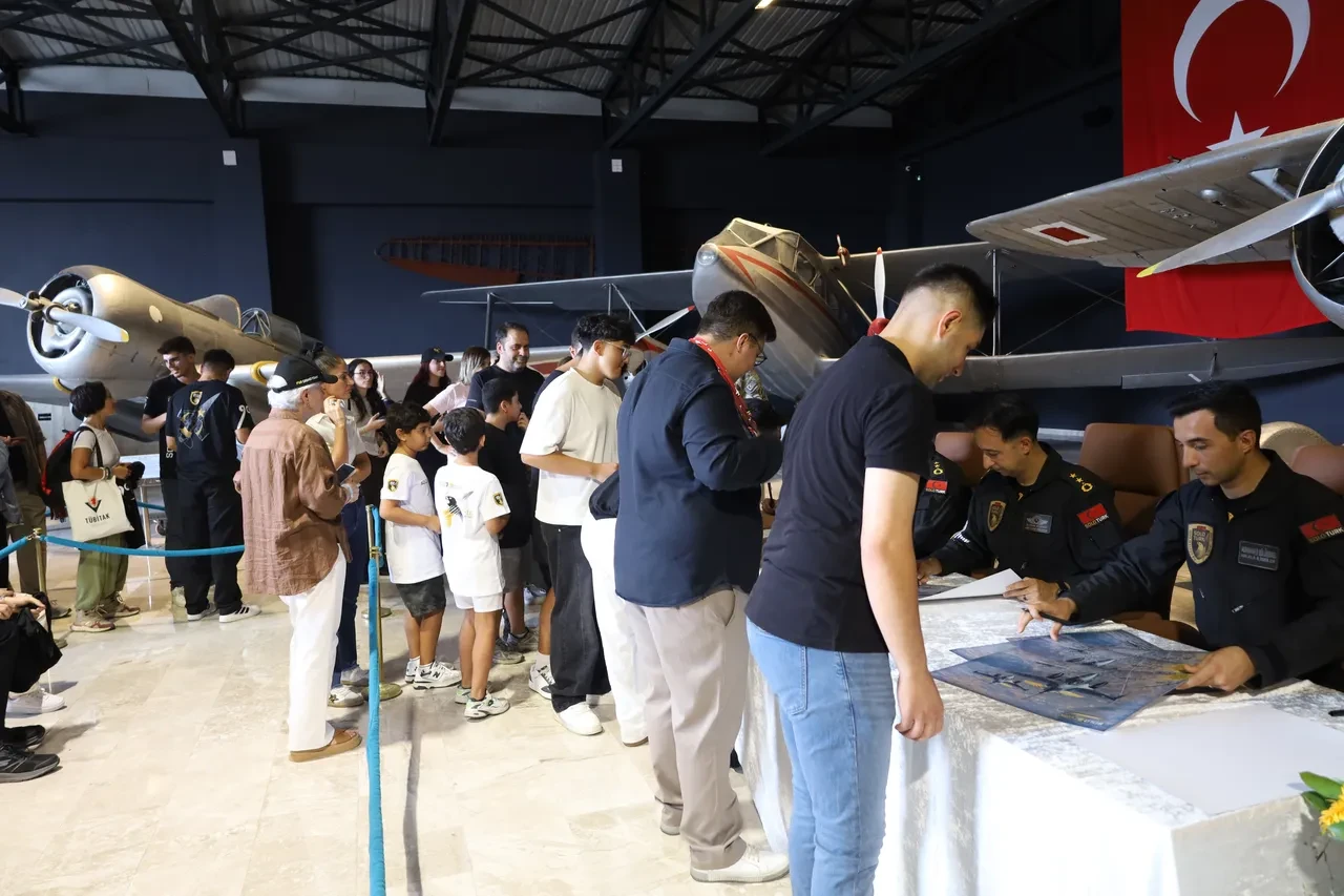 İstanbul'da SOLOTÜRK izdihamı: İmza için kuyruklar oluştu