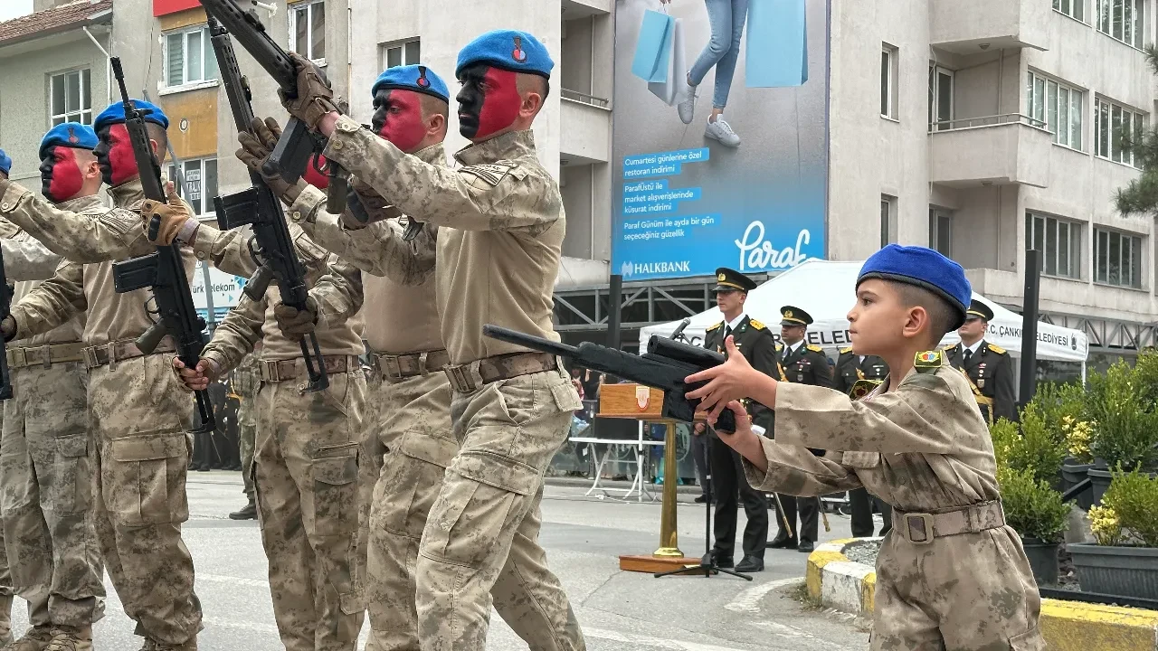 Küçük komandonun sevimli hareketleri izleyenleri gülümsetti