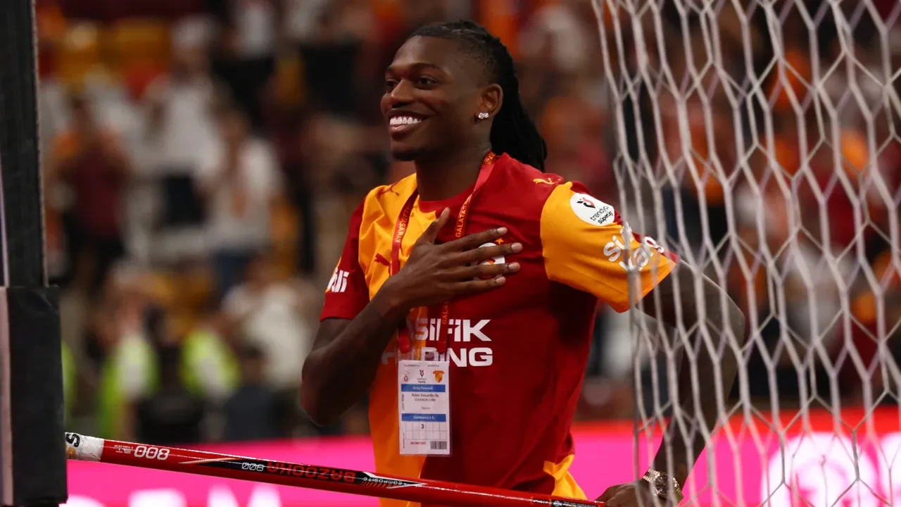 Leao, Galatasaray taraftarını selamladı! Portekizli yıldız RAMS Park'ta sahay indi