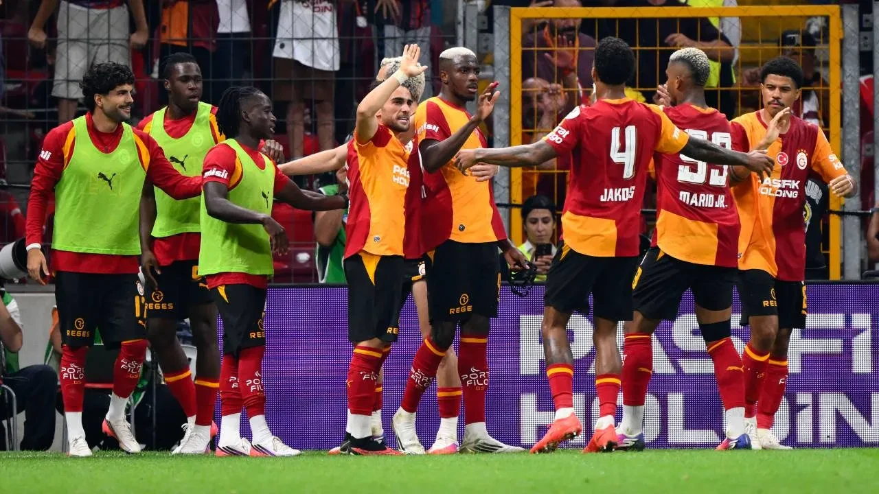 Leao, Galatasaray taraftarını selamladı! Portekizli yıldız RAMS Park'ta sahay indi