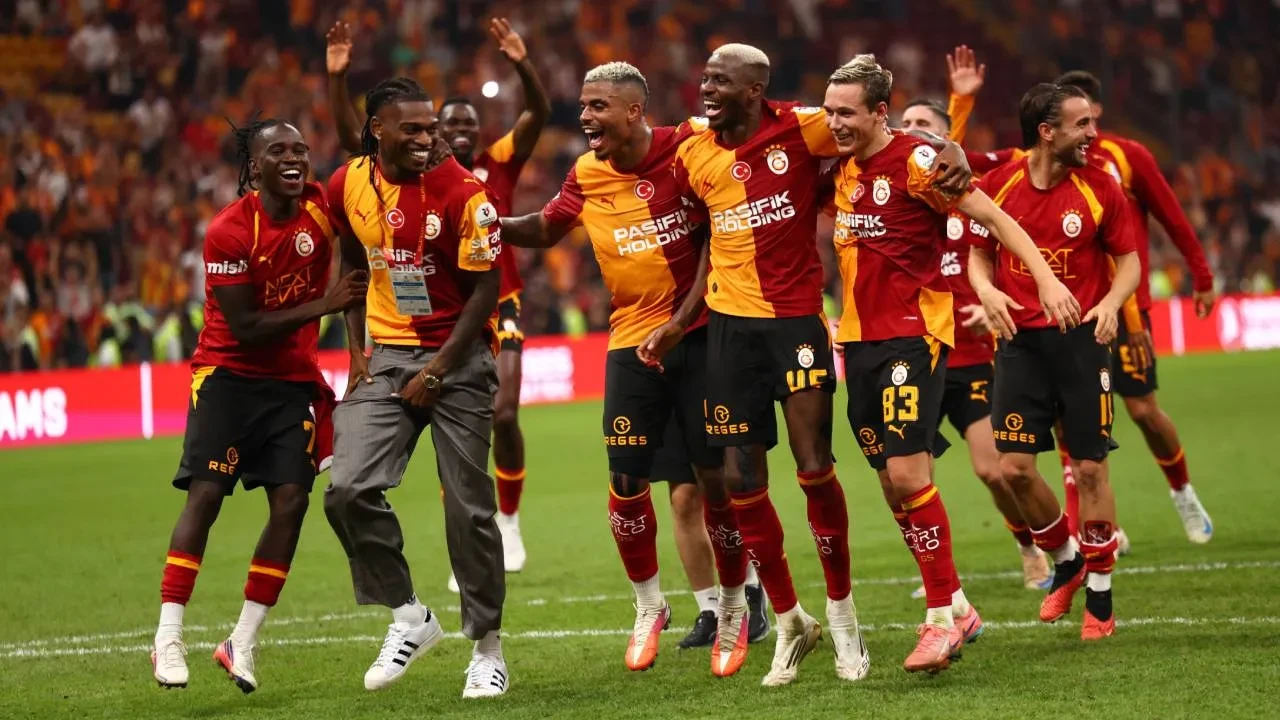 Leao, Galatasaray taraftarını selamladı! Portekizli yıldız RAMS Park'ta sahay indi